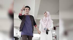 Keduanya telah hanyut dalam gelombang syahwat yang tanpa terasa, ahmad telah mengangkangi tubuh mungil istri idaman itu di atas sofa. Fitri Menanti Cahaya Mata
