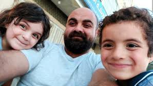 Non ce l'ha fatta il padre di Adam: troppo gravi le ferite; spari dei  soldati israeliani nei centri aiuti