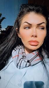 Kelly Bain's Instagram, Twitter & Facebook