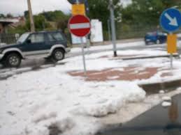 Violenta grandinata si abbatte su torino, città. Tempesta Di Grandine E Alberi Caduti Oltre 30 Interventi Dei Vigili Del Fuoco Corriere It