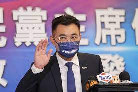 12/3 馬英九先生辭去國民黨主席一職，依據黨章規定，由首席副主席吳敦義先生代理主席一職，秘書長則由洪秀柱副主席暫代。 民國 104 年 ( 西元 2015) 1/17 中國國民黨主席補選中央選舉監察委員會召集人許水德公布 104 年黨主席補選結果，朱立倫同志以 99.61% 的得. Bx9anwxucr8o4m