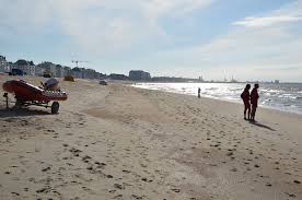 Er is trouwens genoeg gelegenheid tot een hapje of een drankje op het strand. Knokke Heist Belgien