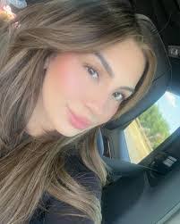 Arianna Finch's Instagram, Twitter & Facebook