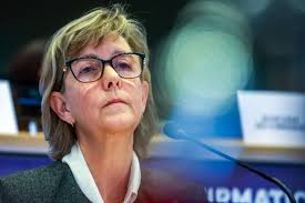 Maria Luís Albuquerque defende contas de investimento a partir de 10 euros