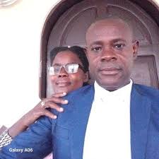 Photo: Ce bus #PapPaDap roule à grande vitesse sur l'autoroute, Route  Nationale numero 2. Ce passager dort. Il prend de l'air frais En cas de  choc du bus à grande vitesse sur