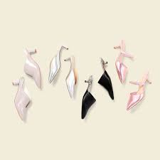 Kasut yang dikenal dengan sebutan kitten heels ini, sebaiknya anda tidak menggunakan apalagi miliki sebagai koleksi.kitten heels adalah satu dari beberapa kasut yang tidak disarankan untuk dikenakan oleh wanita bertubuh pendek. Wanita Yang Bertubuh Mungil Elakkan 10 Jenis Kasut Ini Supaya Penampilan Anda Tidak Kelihatan Bantut Hijabista