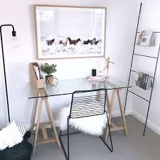 Ideen Schreibtisch Mit Holzkonstruktion Und Glasplatte Moderner Schreibtisch Diy Schreibtisch Diy Arbeitszimmer Arbeitsbereic Interior Home Space Interiors