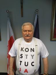 Mem o tematyce konfidenci, konfident, konstytucja, koszulka, koszulki, lech wałęsa, wałęsa, obrazek związany ze słowami konstytucja, konfidencja, przeróbka i koszulka, a także przypisany do kategorii cebulandia, głupoty, memy, napisy, polityka, przeróbki, śmieszne, tymczasowe, itd. Facebook