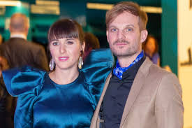 Néhány hete tart a kapcsolat. Eskuvo Helyett Szakitas Karpati Rebeka Par Hete Meg Babat Tervezett Volegenyevel Hazai Sztar Femina