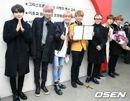 Bts At Jks Graduation Unfortunately The Members Weren T Able To Watch Although They Wanted To They Had Become So Popular That It Would Of Beco Bts Jimin Bts Jungkook Bts Photo
