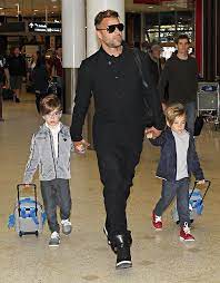 Ricky martin is one of the greatist preformers of our time. Die Sussen Sprosslinge Der Stars Ricky Martin Valentino Schwul