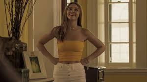 As popsugar editors, we independently select and write about stuff we love and think you'll like too. The Top Yellow Banner Of Sarah Cameron Madelyn Cline In Outer Banks S01e04 Spotern