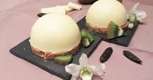Recette De Domes Chocolat Blanc Mousse A La Feve De Tonka Et Coeur Coulant De Kiwi Recette Dome Chocolat Chocolat Chocolat Blanc