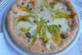 Dopo i fiori di zucca in pastella proposti qualche mese fa, oggi facciamo una pizza con i fiori di zucca e le alici, ricetta romanissima questa e anche stavolta prende spunto dal famoso bonci, se seguite il nostro blog vi sarete sicuramente accorti di quanto ci piaccia! La Gallina Vintage La Mia Pizza Integrale Con Fiori Di Zucca Mozzarella E Alici Per Il Club Del 27