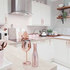 Rose Gold Kitchen Handles And Accessories Decoracao Cozinha Apartamento Pequeno Cozinhas Modernas Decoracao Cozinha Fofa