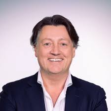 Past monday I started a new challenge as Private Equity Intern at Smile  Invest. I'm excited to dive into the world of Private Equity and eager to  learn as much as possible