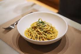 Nell'ordine, versa l'aglio insieme al peperoncino, il prezzemolo e il pomodoro. Spaghetti With Garlic And Oil Aglio Olio E Peperoncino Recipe Eataly