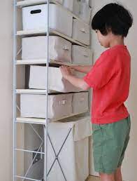 洗面所に収納がなくてもあきらめない 無印良品 のラックでつくる子どものパジャマと下着スペース 片づけ収納ドットコム 収納 アイデア 収納 工夫 小さなランドリールーム