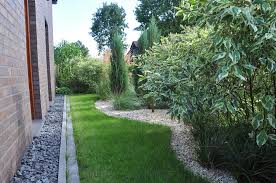 Grasergarten Mit Stauden Und Geholzen Pflanz Konzept Garten Schmaler Garten Garten Ideen