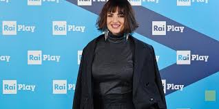 Arisa, pseudonimo di rosalba pippa (palermo, 20 agosto 1982), è una cantante italiana, che ha raggiunto la popolarità a livello nazionale grazie alla vittoria della categoria nuove. Festival Di Sanremo Arisa Presenta In Esclusiva Per Raiplay Potevi Fare Di Piu Video Raiplay