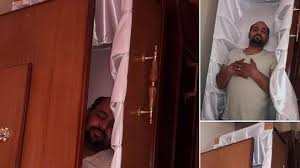 شاب يلتقط صورة داخل تابوت ويعلق قريبا إن شاء الله ويموت بعدها بأيام في قصة تشبه الأفلام التراجيدية مصر أخبار مصر Www Alayyam Mirror Selfie Selfie Scenes