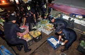 Here are some shots at pasar borong selayang: Pasar Borong Selayang Diserbu Peniaga Pendatang Asing Larikan Diri