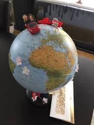 Hochzeitsgeschenk Globus Mit Dem Hochzeitspaar Im Auto Mit Einem Fahnchen Ist Das Ziel Markiert Dieser Is Hochzeitsgeschenk Geschenk Hochzeit Geschenkideen