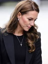 📍Princess Catherine and Prince William watch the tributes at Sandringham  On this day (15th of September) in 2022, Catherine and William visited  Sandringham to watch the tributes left by the people to