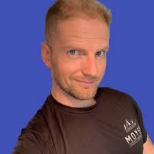 Kris Ballard-Moyse (@MadeByMoyse)