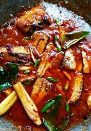 Hancurkan isi sardin hingga halus. Kot Lah Tak Tau Ini Cara Tumis Sardin Pedas Wangi