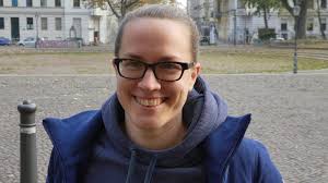 Luise Gerlach im Glossary von showcases: Was ist Straßentheater?