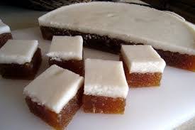 Kuih ini menggunakan ubi kayu yang telah disagat dicampur dengan sagu ubi kayu dan santan dan perasa, dan tidak memerlukan bahan asing seperti tepung sedikitpun. Kuih Talam Ubi Kayu Jamu Selera Mstar
