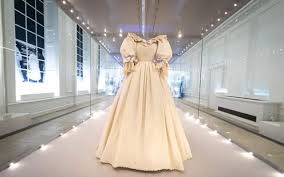 Maybe you would like to learn more about one of these? Das Hochzeitskleid Von Prinzessin Diana Bei Der Koniglichen Ausstellung