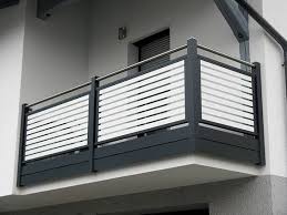 Ketika ingin membuat pagar balkon minimalis yang terbuat dari kayu, dan kebetulan balkon tersebut letaknya diluar rumah, maka pemilihan jenis kayu haruslah tepat dan sesuai. 20 Inspirasi Desain Balkon Minimalis Terbaru Mudah Banget Ditiru Rumah123 Com