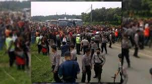Tawuran suporter persib vs persija, macet total di jalan. Jelang Persib Vs Persija Sempat Bentrok Ribuan Jakmania Tertahan Di Tol Cikampek