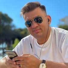 CAVALIER LUIGI Barbera del Monferrato Superiore DOCG 2020 La nostra massima  espressione della Barbera! 🍷🍇🍷🍇🍷🍇🍷🍇🍷🍇🍷🍇🍷🍇🍷🍇 A mio nonno  Luigi, Per avermi gelosamente trasmesso la sua più grande passione.  -Christian-