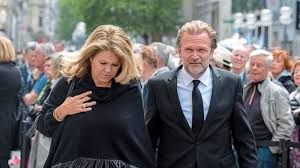 April 2019 im alter von 76 jahren in einem münchner krankenhaus einer fünfjährigen brustkrebserkrankung, welche später metastasen am magen und anderen organen bildete. Trauerfeier In Munchen Bewegendes Requiem Fur Hannelore Elsner