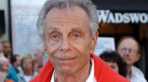 Mort Sahl, comedian who satirized politics, dies at 94