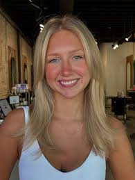 ✨vanilla latte blonde✨ Creamy, dimensional, and perfectly blended- this  look was brewed to perfection using @schwarzkopfusa lightner and @redkenpro  shades eq for soft, healthy brightness from root to tip. ☁️☕️ Whether you're