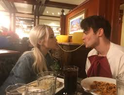 Esta es mi segunda historia espero que les guste ( aclaro las fotos que subiré pueden ser solo de dove y solo de thomas y alguna que otra foto juntos). Thomas Doherty Says He Fell In Love With Dove Cameron On Their First Date