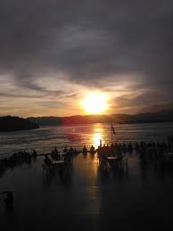Kita berpijak pada dua biduk yang berbeda di lautan yang sama. Sebuah Cerita Lautan Senja Dan Aksara