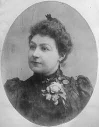 Carolyn Spooner's Instagram, Twitter & Facebook