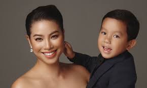 Quý tử 4 tuổi nhà Phạm Hương ra dáng soái ca nhí