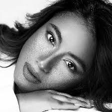 Vee White's Instagram, Twitter & Facebook