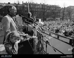 Stockholm 1984-05-01. Förstamajdemonstration. Socialminister Sten Andersson  i talarstolen.. Foto: Folke Hellberg