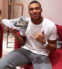 Concept collection psg x dior x jordan ! Kylian Mbappe Gifted A Pair Of Air Jordan I High Og Dior Soccerbible