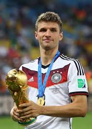 Kg (müller) is a chain of retail stores with headquarters in ulm, germany.between 2004 and 2019 the company was registered in london.since 2019 it has been registered in vaduz, lichtenstein Os Gatos Da Copa On Twitter Germany Football German Football Players Thomas Muller