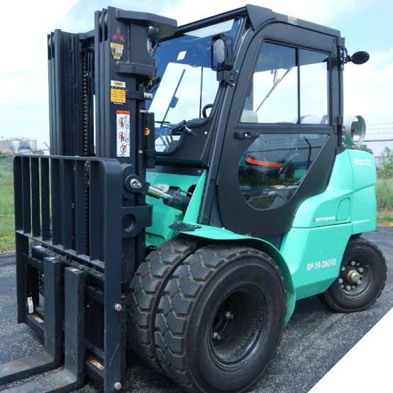 Xe nâng cũ có cabin kín đang được tìm kiếm ra sao tại các nhà máy làm việc ngoài trời