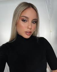 Andrea Heras's Instagram, Twitter & Facebook