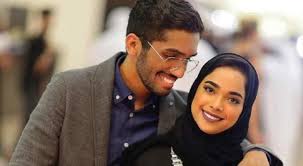 تعرضت الفنانة والإعلامية الإماراتية مشاعل الشحي مؤخرا إلى الكثير من الانتقادات بعد ظهورها لأكثر من مرة على السوشيال ميديا بدون حجاب والتي أثارت الجدل حول خلعها له. ÙÙŠØ¯ÙŠÙˆ ØµØ§Ø¯Ù… Ø£Ø­Ù…Ø¯ Ø®Ù…ÙŠØ³ ÙŠØ¸Ù‡Ø± Ø¨Ù…Ù„Ø§Ø¨Ø³ Ø²Ù‡Ø±ÙŠØ© Ù„Ø²ÙˆØ¬ØªÙ‡ Ù…Ø´Ø§Ø¹Ù„ Ø§Ù„Ø´Ø­ÙŠ ÙˆÙŠØ¨Ø±Ø± Ø«ÙŠØ§Ø¨ÙŠ Ø¨Ø§Ù„ØºØ³ÙŠÙ„ Ù…Ø¬Ù„Ø© Ø§Ù„Ø¬Ù…ÙŠÙ„Ø©